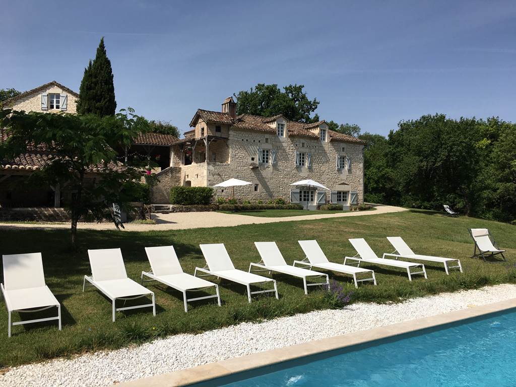 Bain de soleil au bord de la piscine