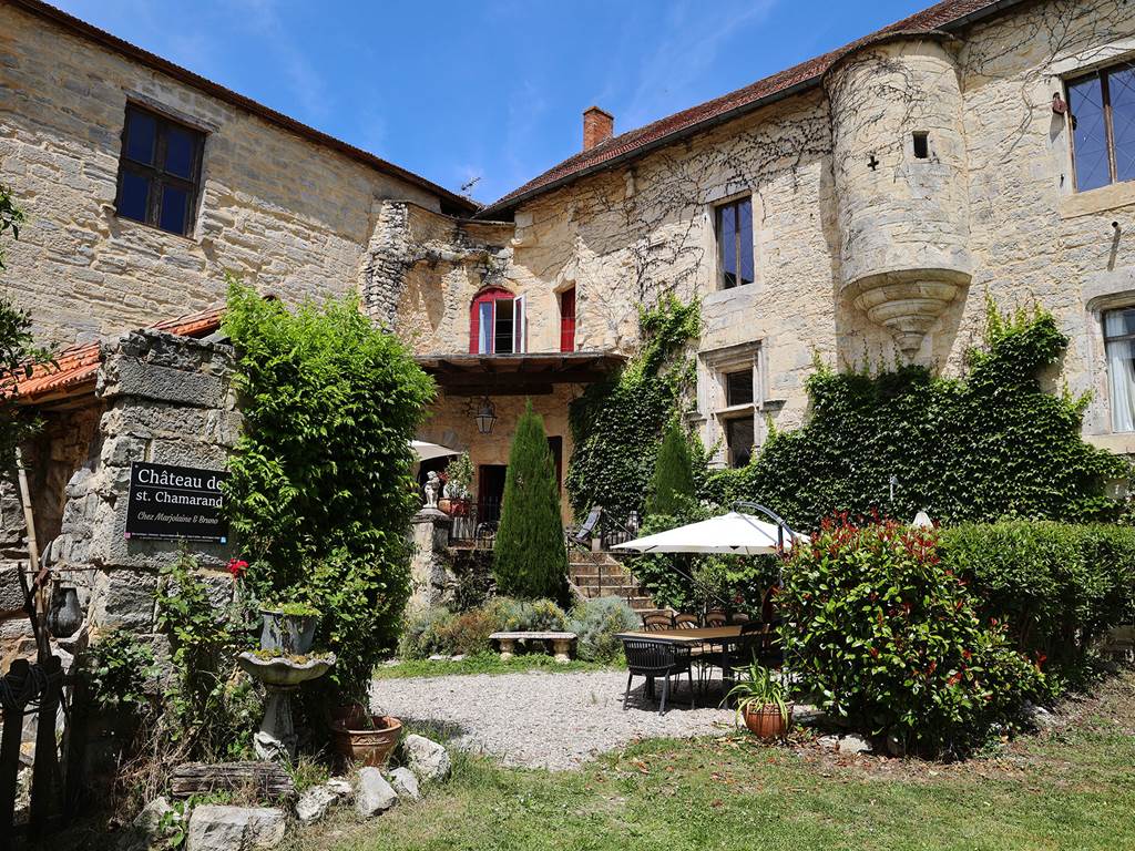 Hébergement de groupe au Château de Saint-Chamarand : location de gîtes de charme et chambres d'hôtes de caractère dans le Lot.