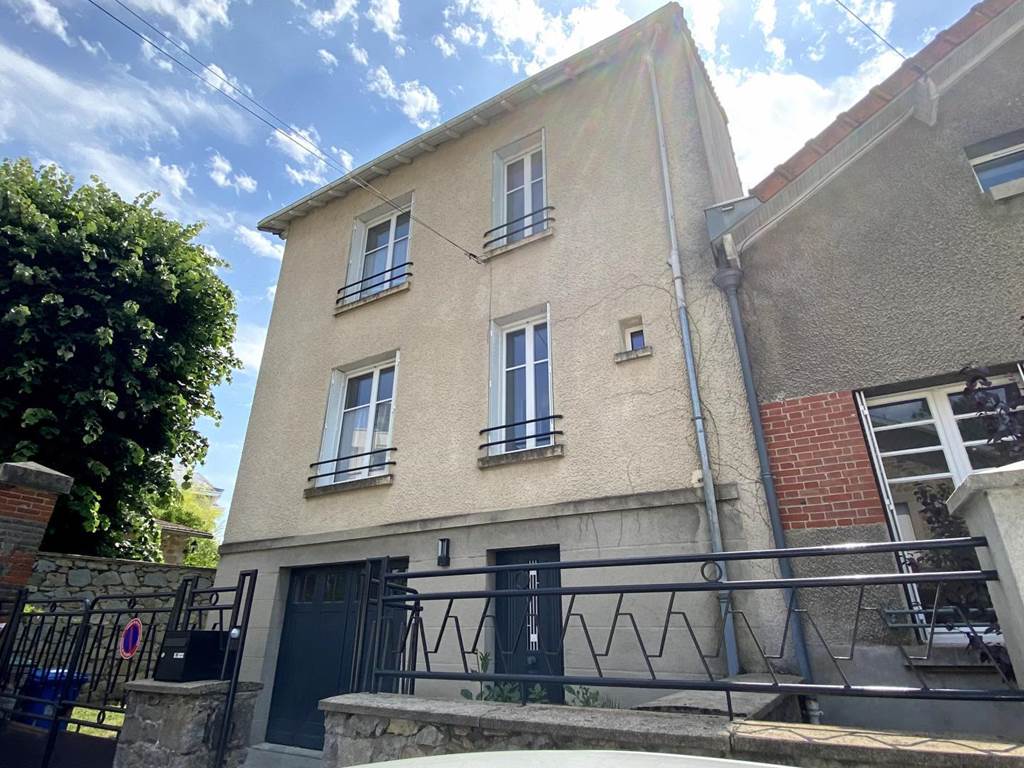 Façade du gîte depuis la rue
