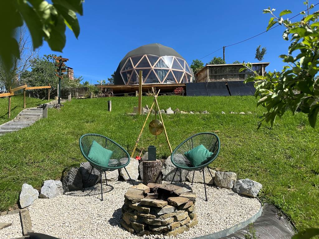 Une zone de relaxation autour du feu, bercée par la mélodie apaisante de l'eau du ruisseau à proximité