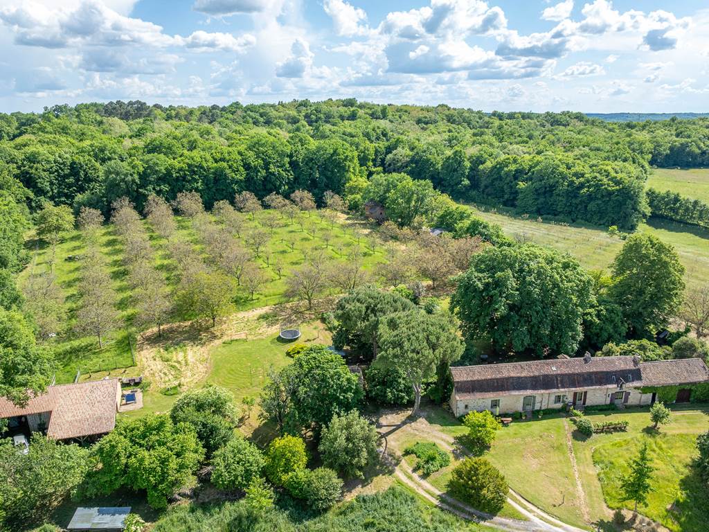 Domaine INYAQAB Cause de Clérans gîte et cabanes perchées crédit photo logadrone