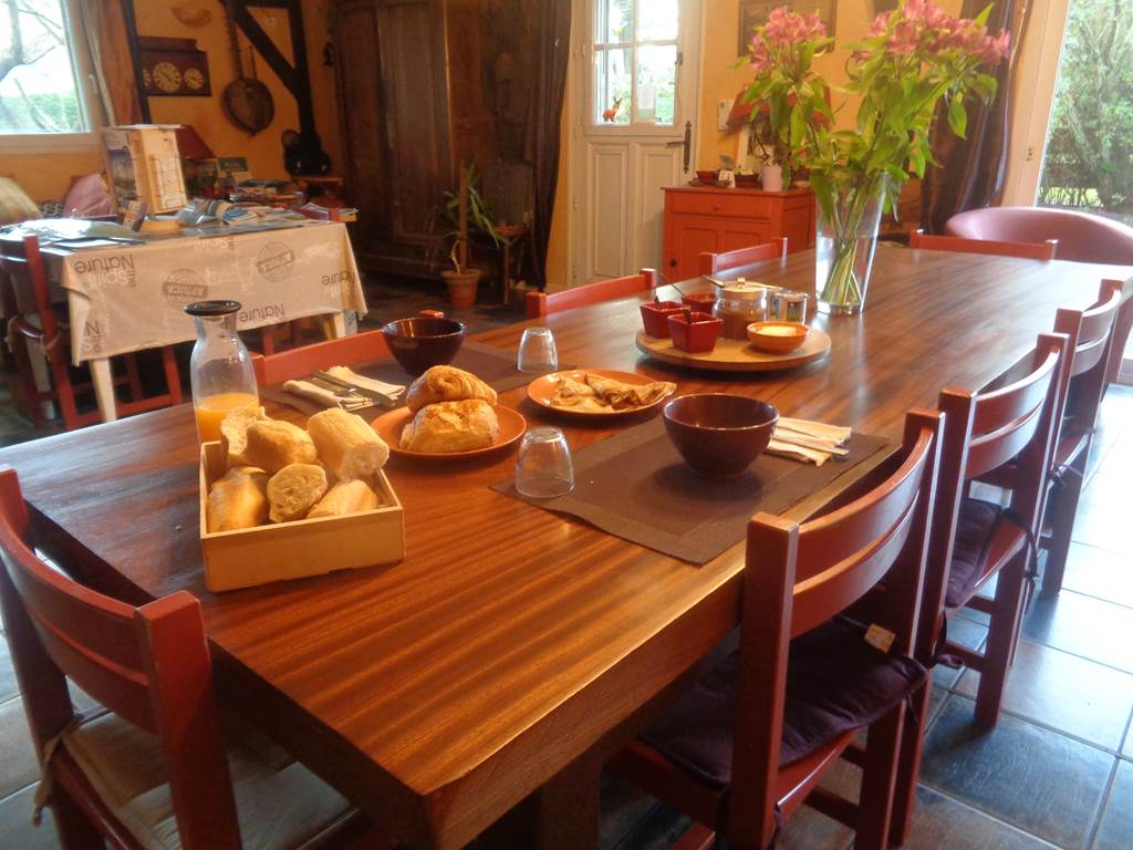 les chambres d'hôtes de kerael les petit dejeuner dans le salon, salle à manger (1)