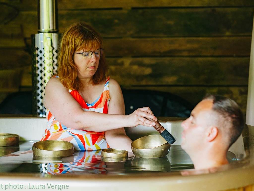 Possibilité de prolonger l'expérience avec une relaxation sonore dansl'eau. Crédit photo : Laura Vergne