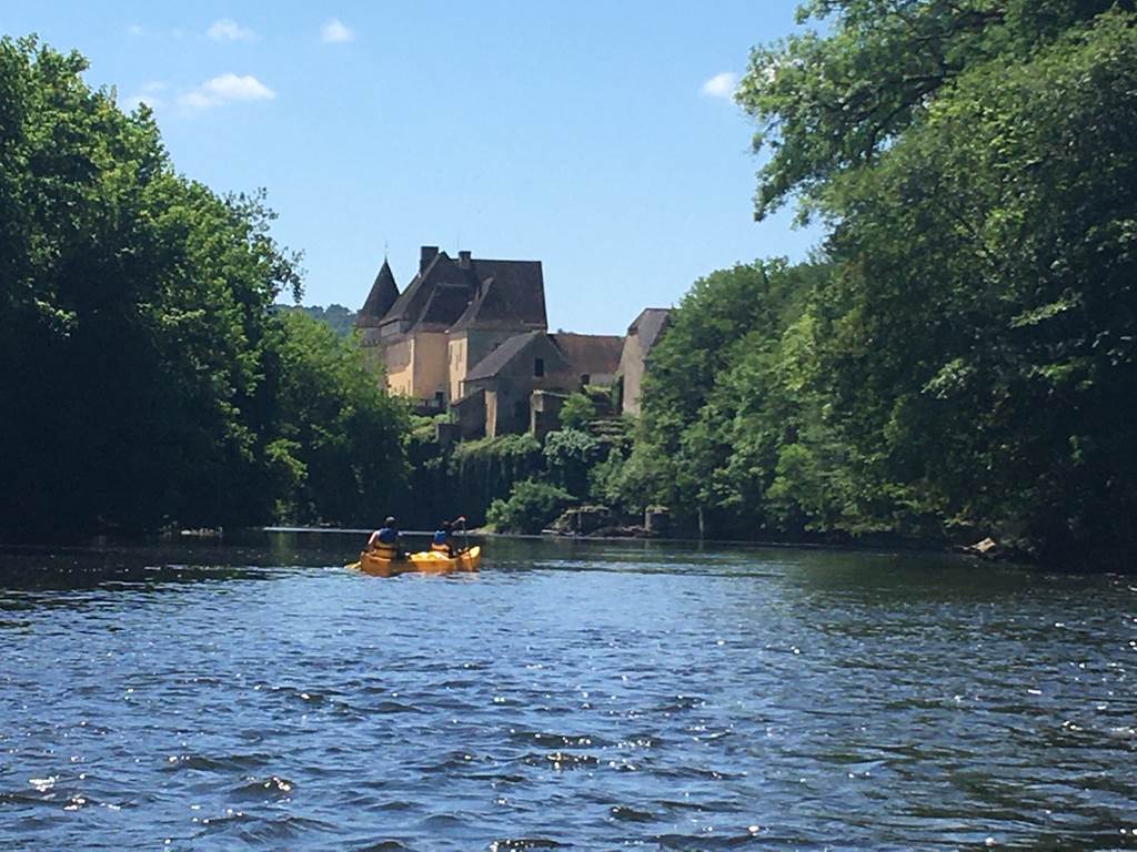 Arrivée au Château de Losse, canoe family, Saint Léon-sur-Vézère, Dordogne, Perigord