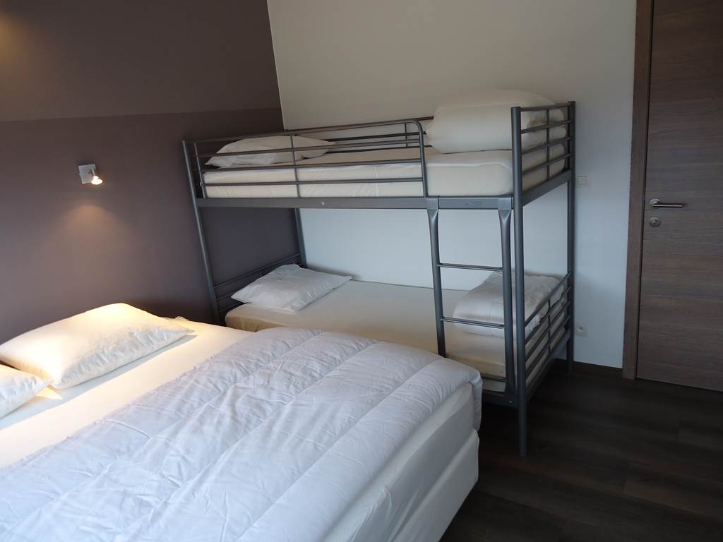 Chambre 2 avec lit double et lits superposés (photo 1)