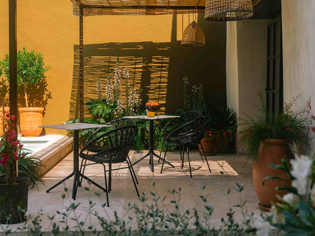 3 BD jeu d'ombre sur le terrasse de Marcelle en Camargue
