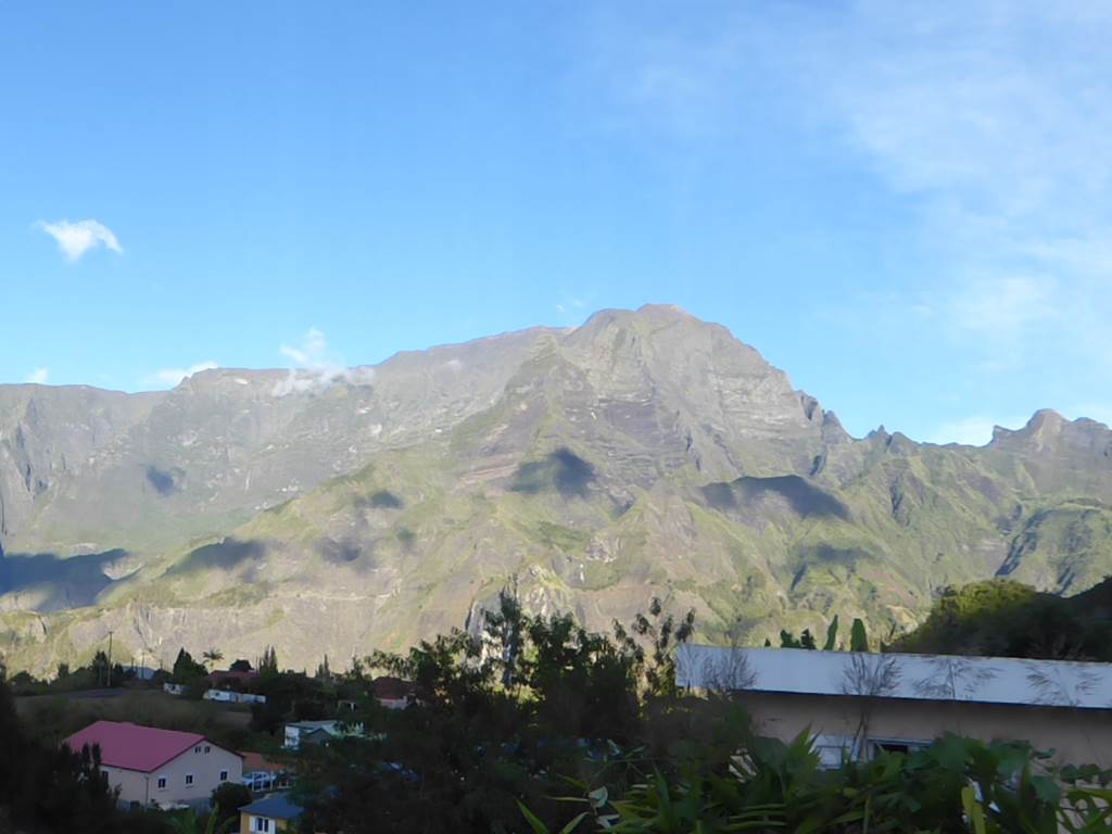 VUE PANORAMIQUE SUR LES MONTAGNES