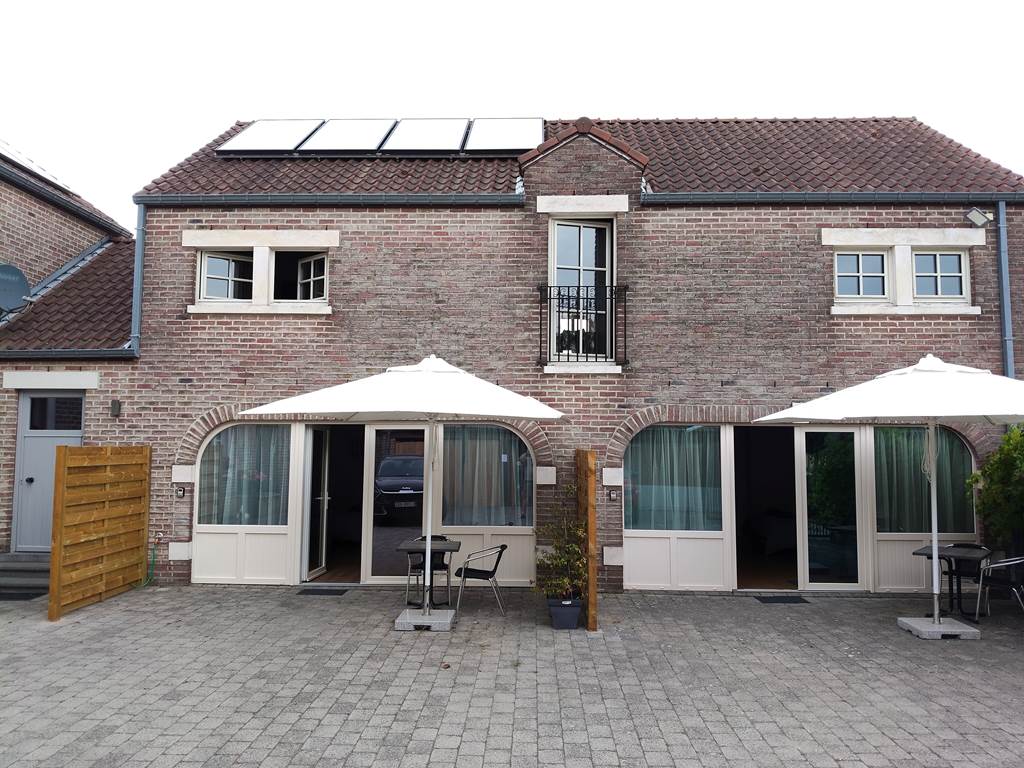 Suite familiale Syrah pour 4 personnes de 65 m² au premier étage, studios Chenin et Grenache pour 2 personnes de 32 m² au rez de chaussée.