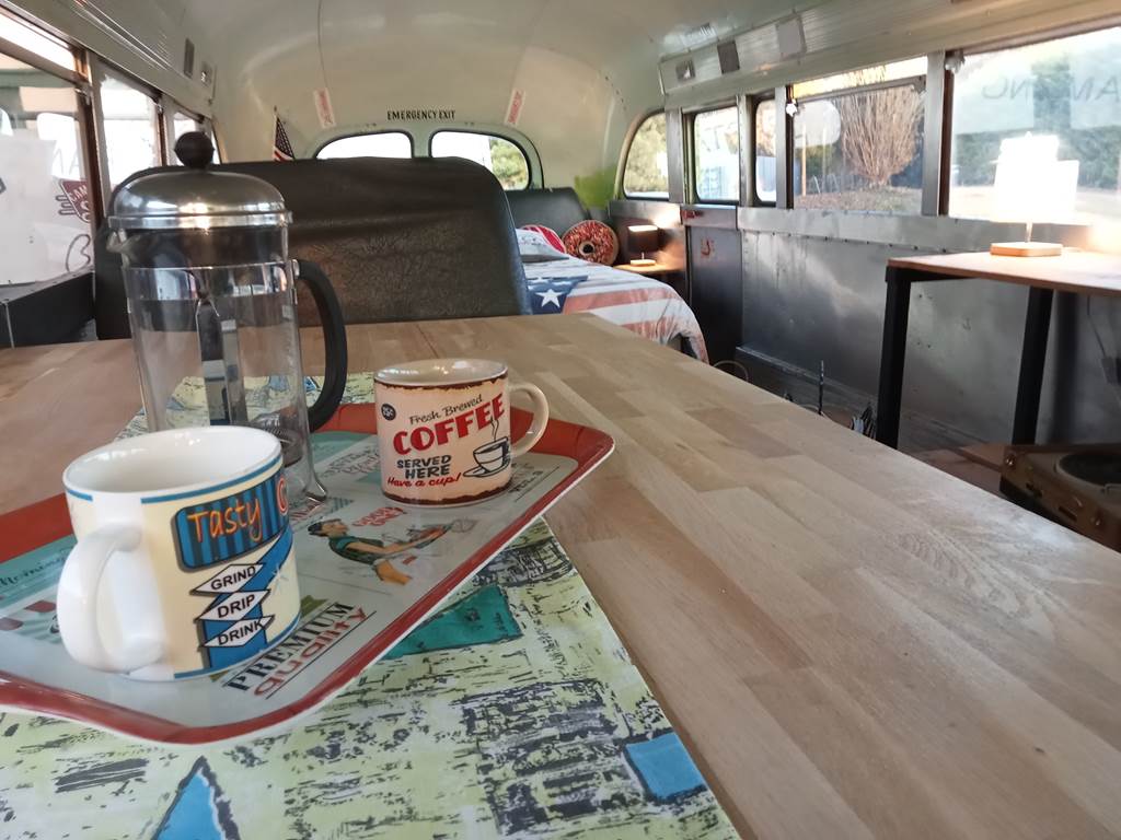camping-la-perle-creuse-SchoolBus Crown-2personnes-intérieur