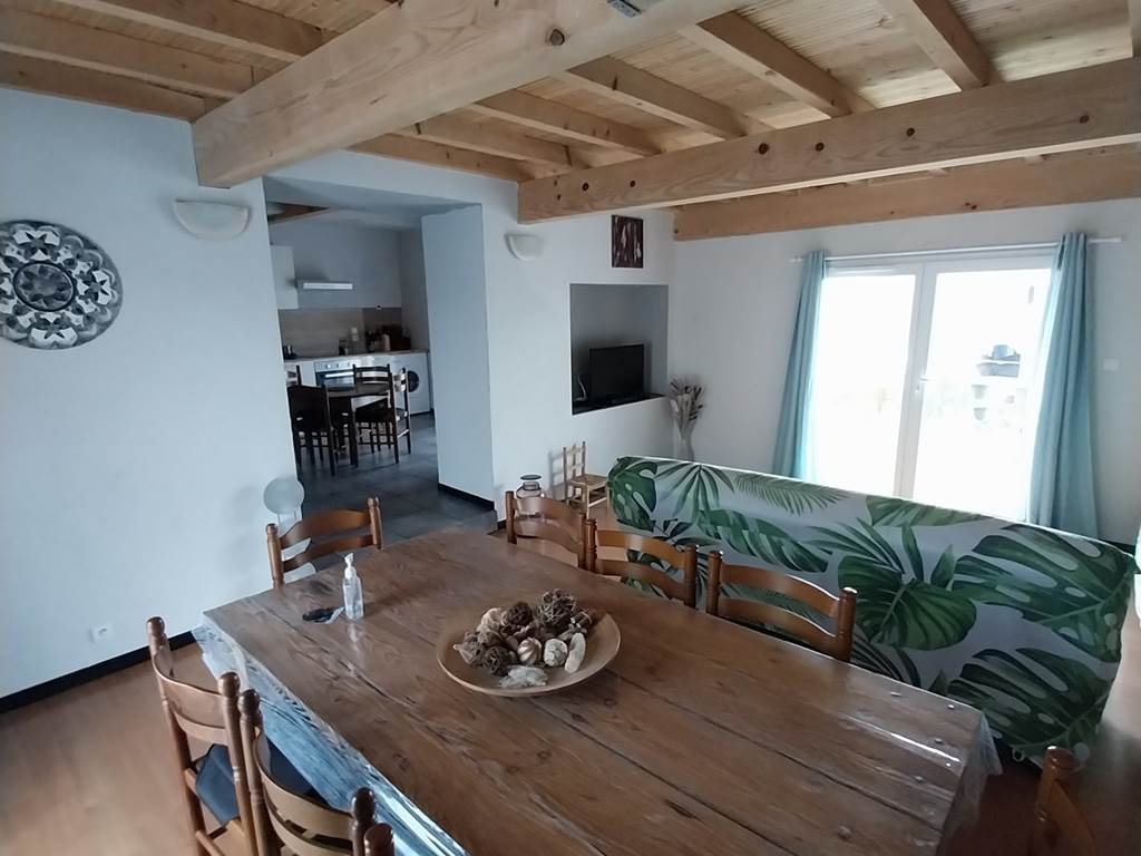 Vue pièce à vivre et cuisine, gite Eva