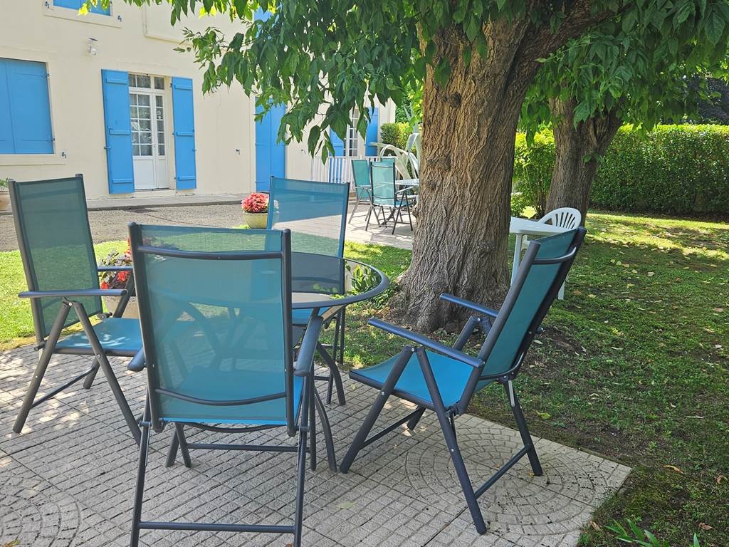 Trois terrasses de 20m2 avec tables et chaises pour prendre vos repas en extérieur clos et arborées