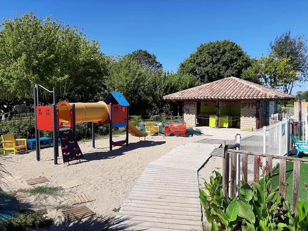 Aire de jeux et sanitaires