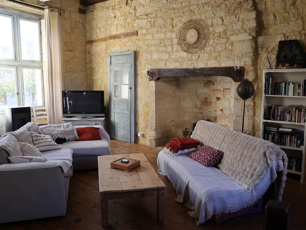 Espace salon-cuisine de l'aile Renaissance : profitez d'une totale autonomie dans un cadre historique d'exception au Château de Saint-Chamarand