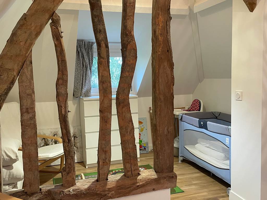 L'espace Bebe se cache derriere le colombage de la chambre 'La Grange'