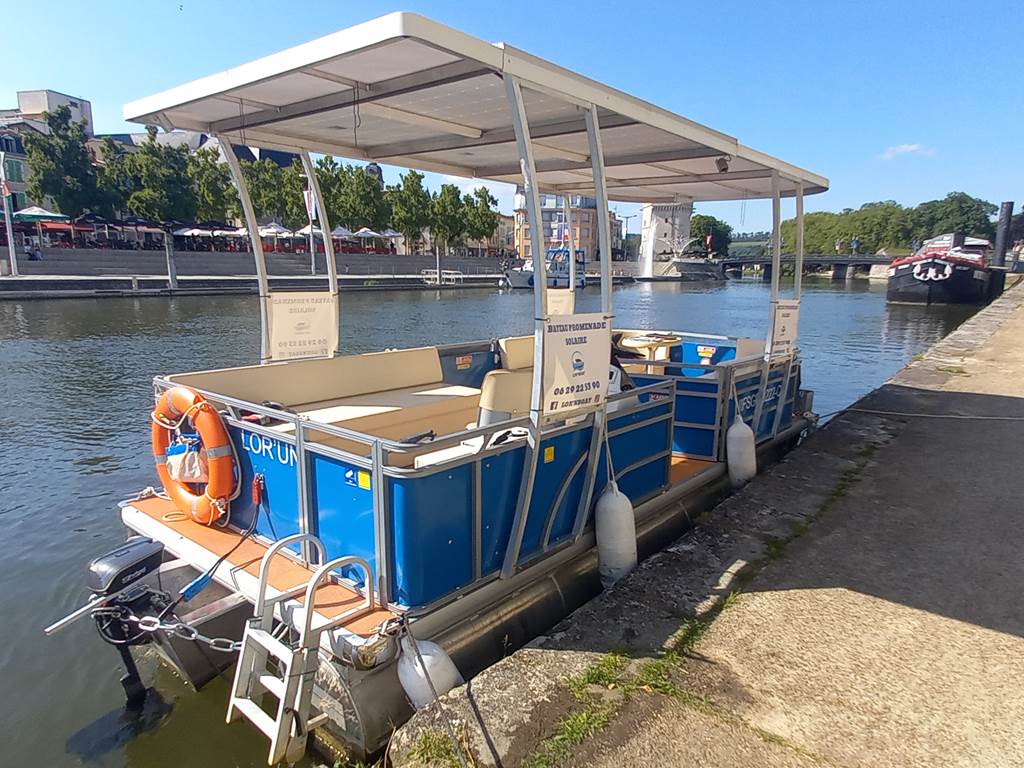Le lor'un au quai avec son toit solaire
