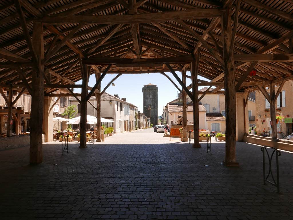 Bassoues halle © Alain Fourcade