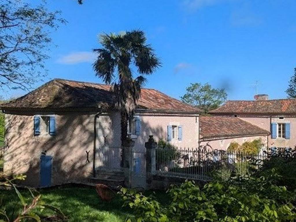 La Maison Joyeuse à l'avant de la chartreuse