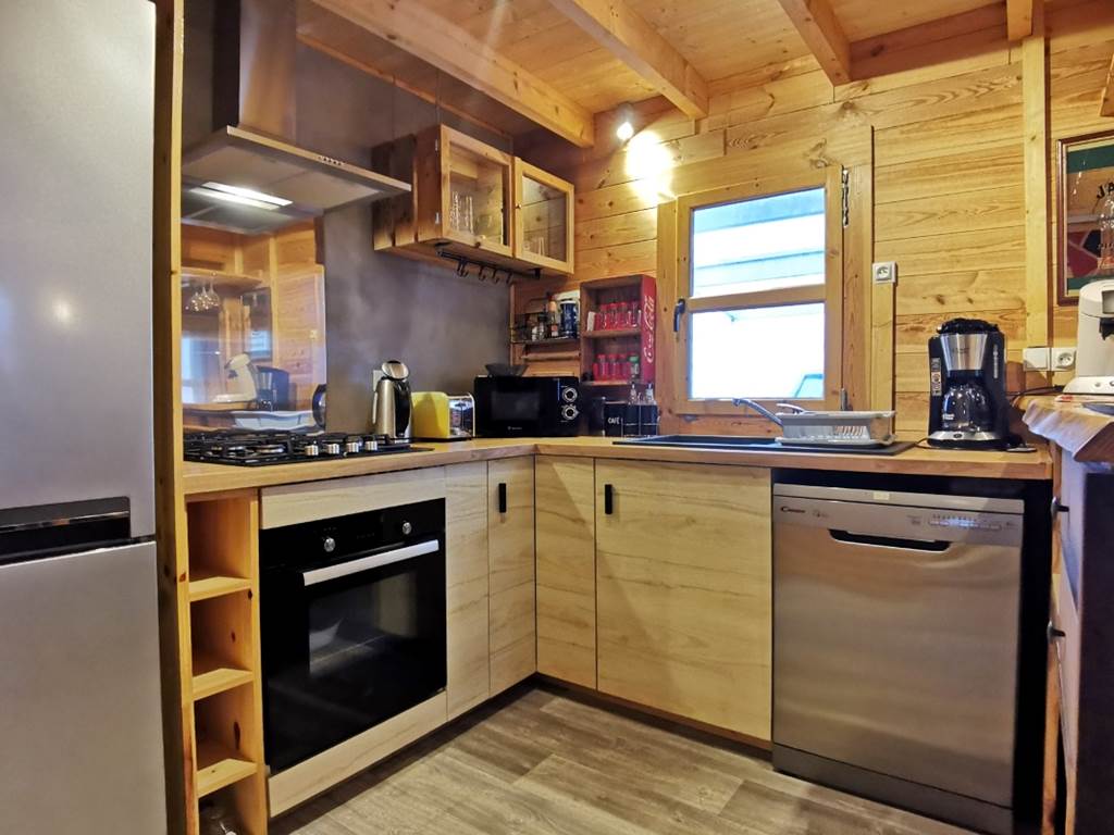 Cuisine ultra équipée aux Chalets de Kerescar à la pointe du Finistère