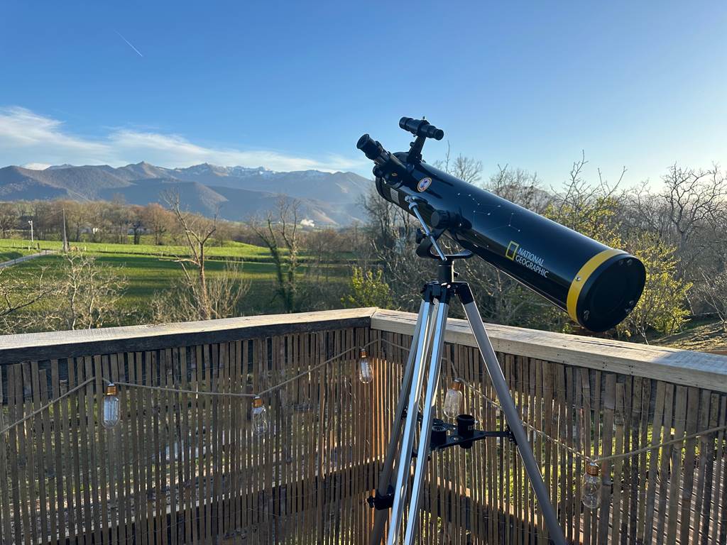 Télescope installé pour observer les étoiles à la nuit tombée