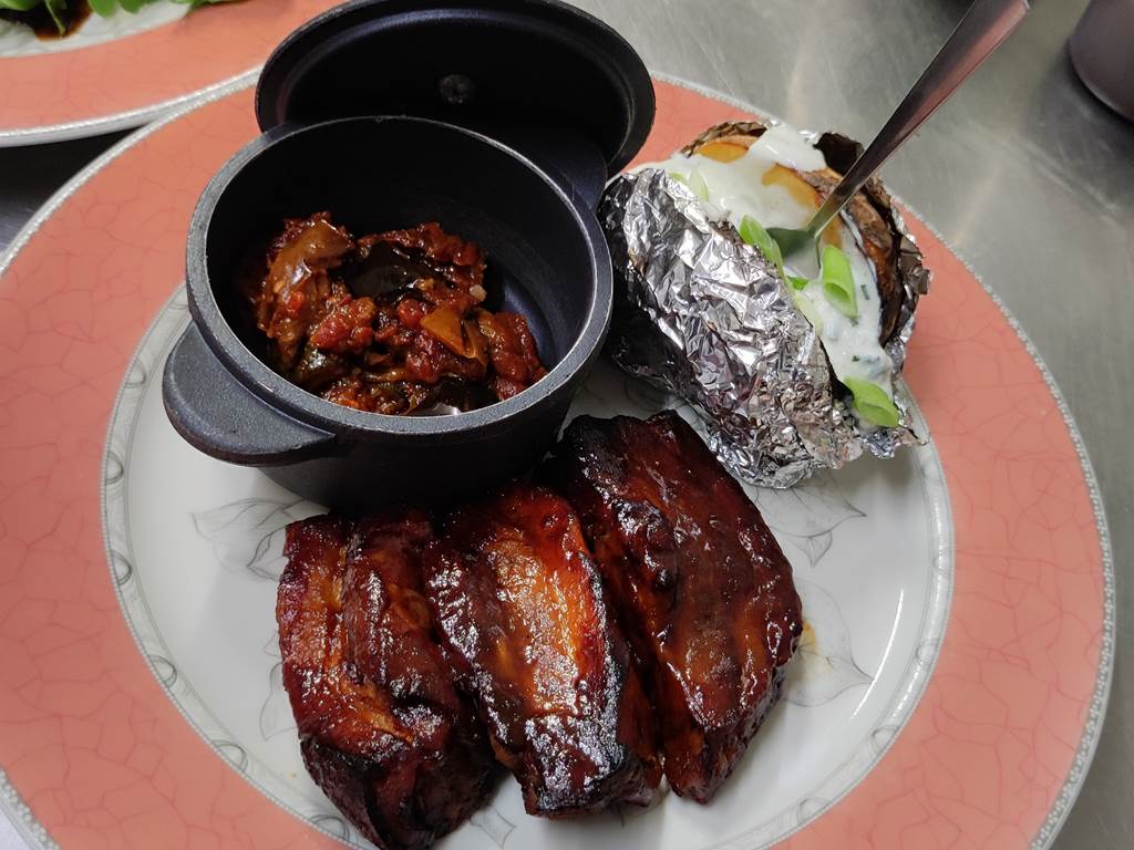travers de porc à la braise LONGO MAI RESTAURANT