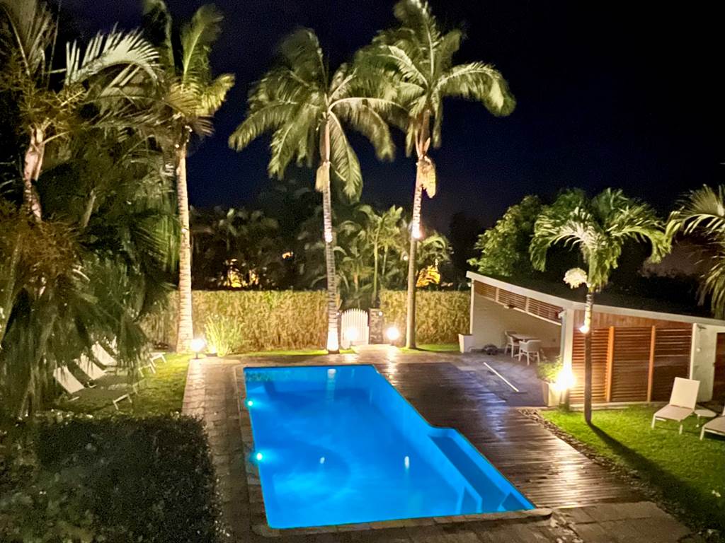 La villa des cannes - piscine de nuit - vue de haut