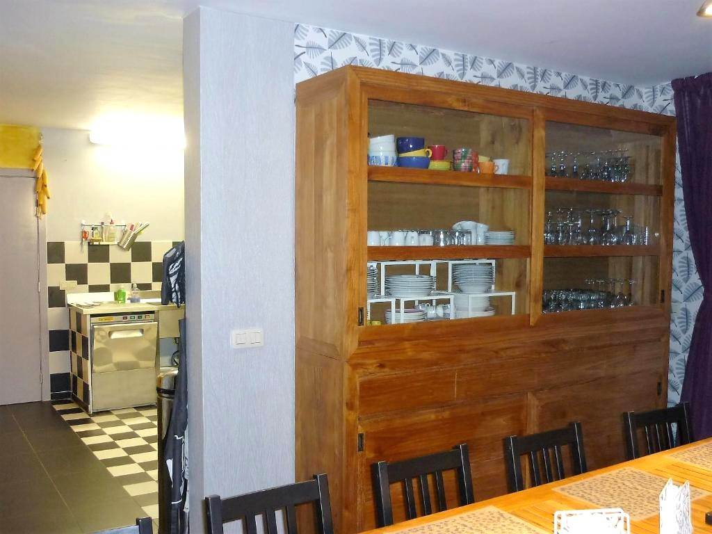 A disposition avec services à raclette - services fondues