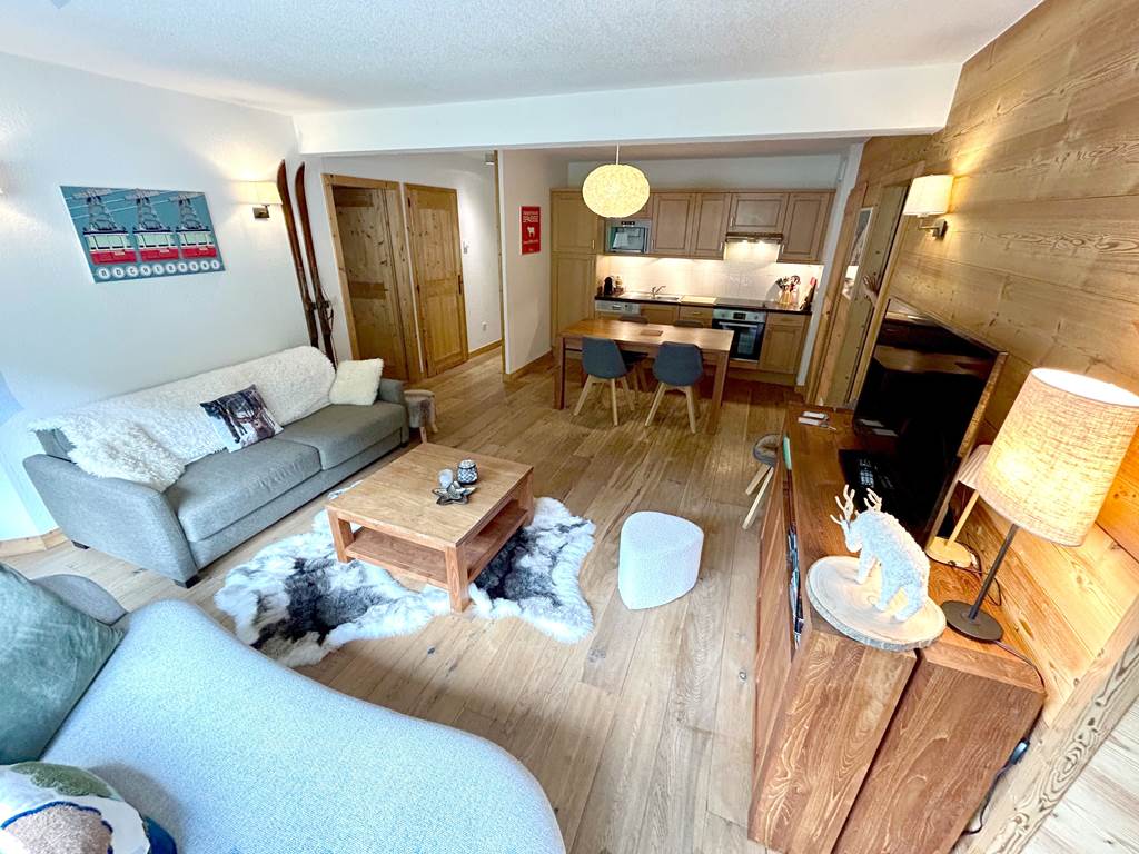 Grand séjour avec vue dégagée sur les montagnes (appartement de 65 m2)