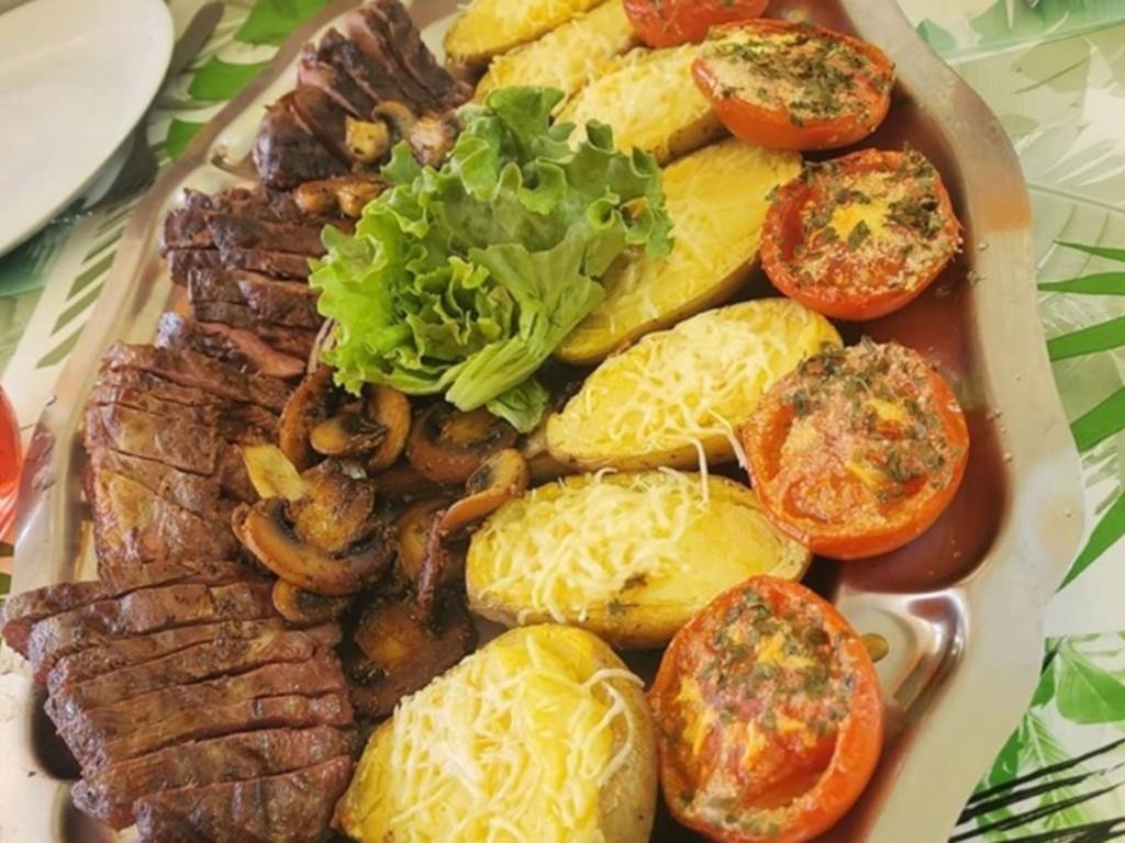 Plat de magret accompagné de ses pommes de terre du Gré du vent et ses tomates à la provençales