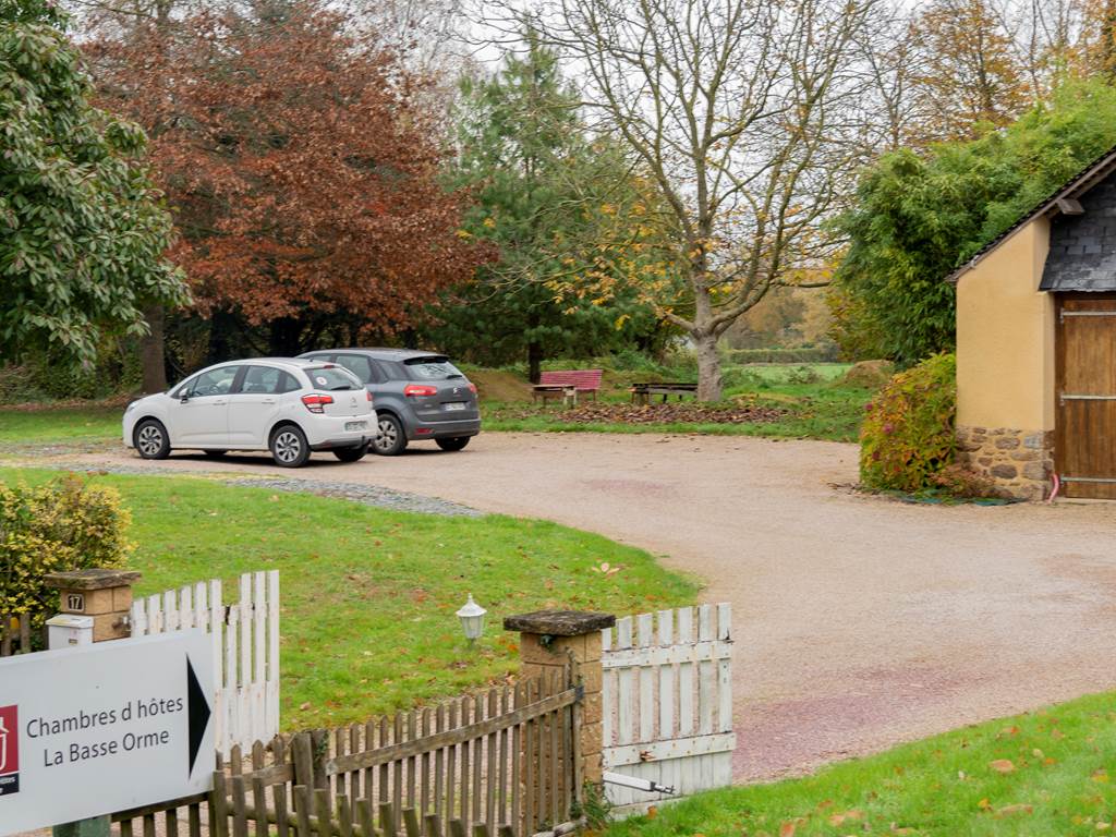 vue sur parking chambres d'hotes la basse orme