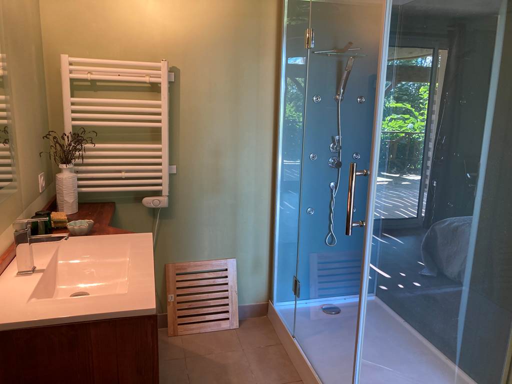 La salle d'eau - chambre LOUSLITGES