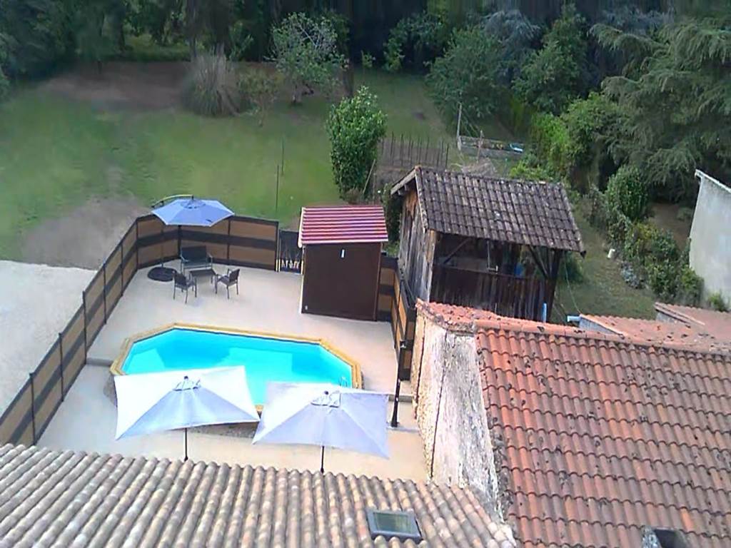 Piscine - transats - salon jardin - parasol