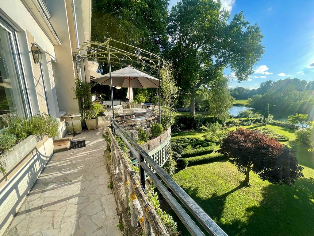 Location saisonnière Maine et Loir grande terrasse