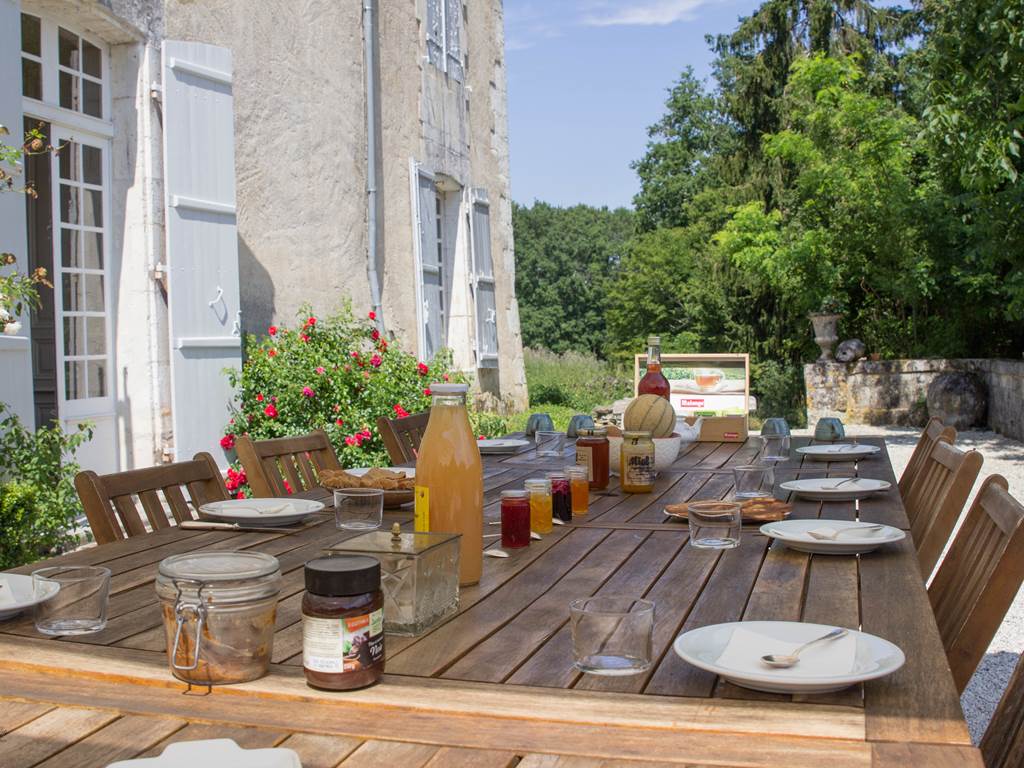 terrasse table petit déjeuner