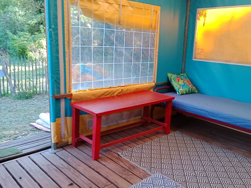 chalet chene vert 6 places, vue surespace privatisé, table et chaises exterrieur