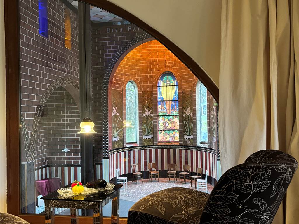 Vue d'une chambre sur la salle