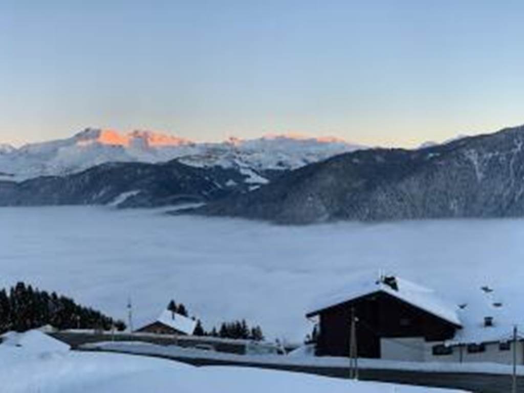 Mer de nuages dans la vallée vue du chalet