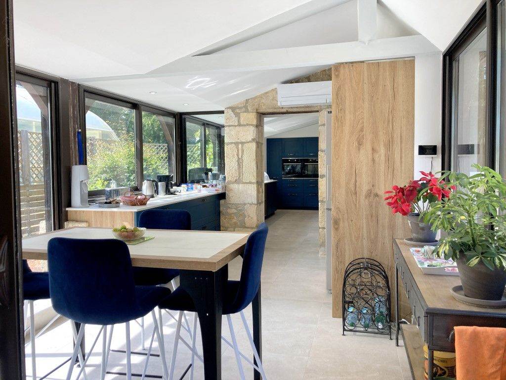 Domaine La Buissière "La Maison" Entrée coté cuisine et cuisine d'été