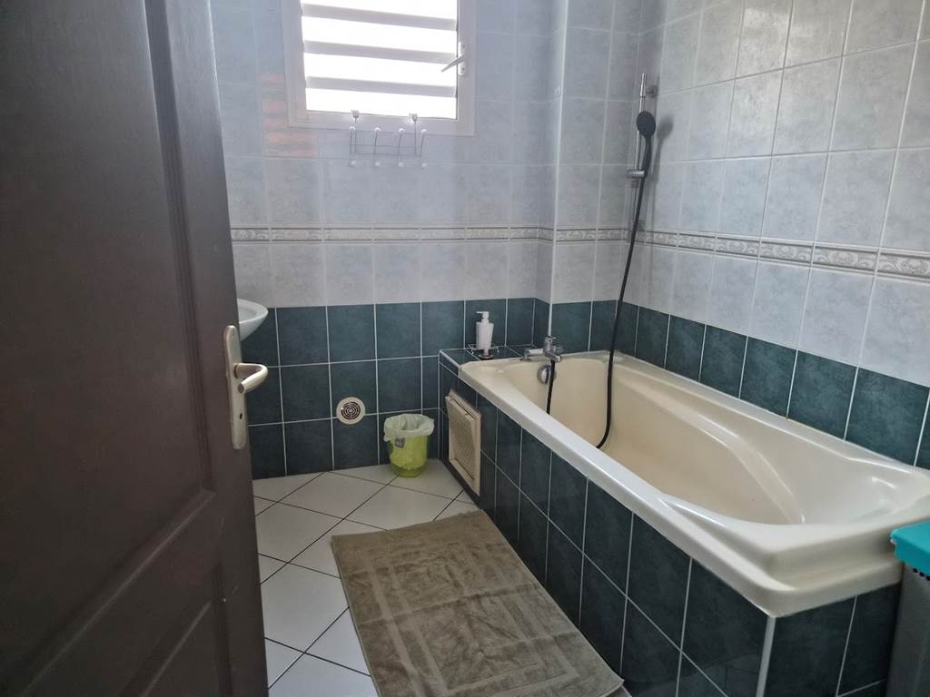 T3 salle de bains baignoire