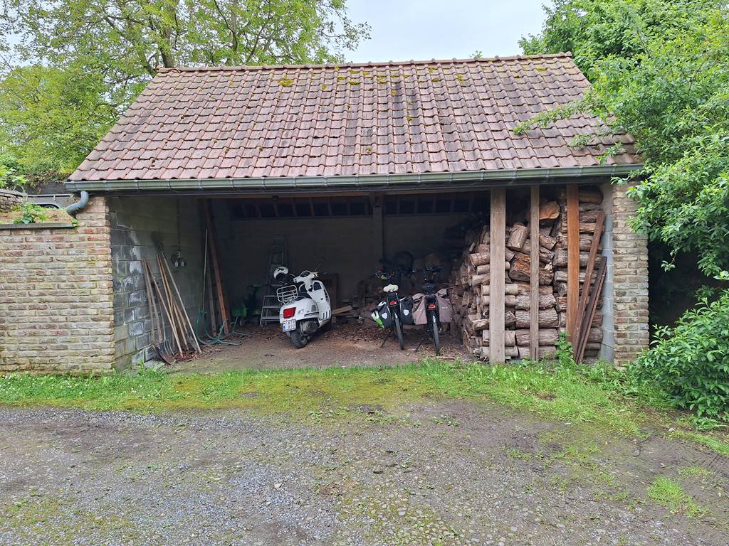 Le Carport du Gîte L'Ecureuil Namur pour les Vélos et Motos