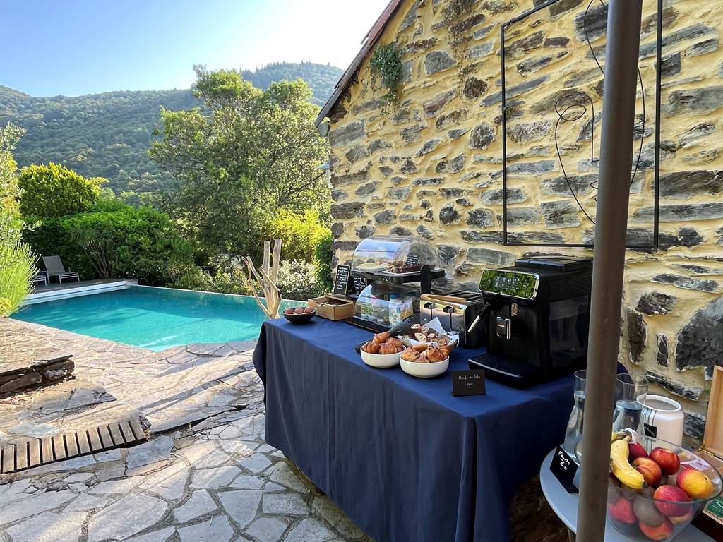 Petit-déjeuner vue piscine
