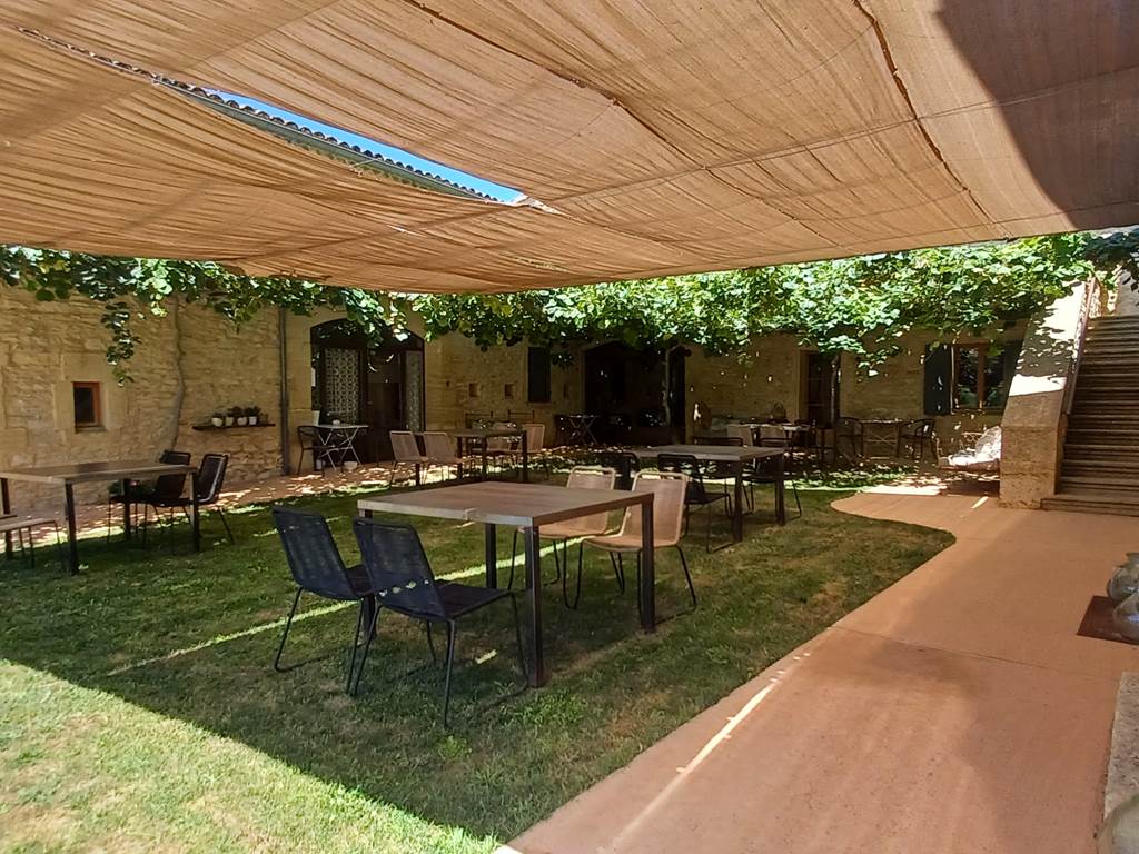 Cour interieur et son ombrage d'été
