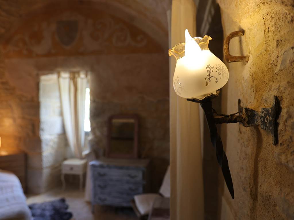 Le prestige de l'histoire : séjournez dans une chambre d'hôte authentique au Château de Saint-Chamarand.