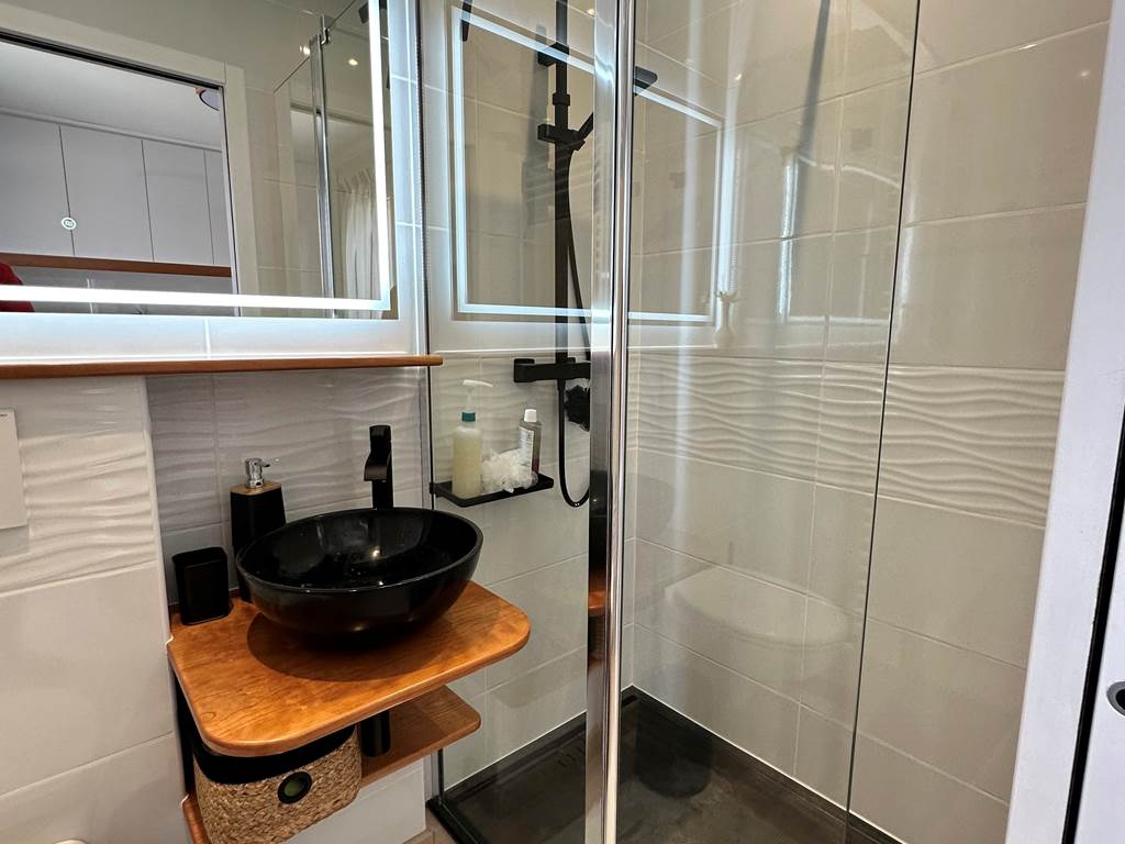 salle-de-bain-chambre-gabriel-douche-italienne_mas-des-anges_soussans-margaux_couple_luxe_confort