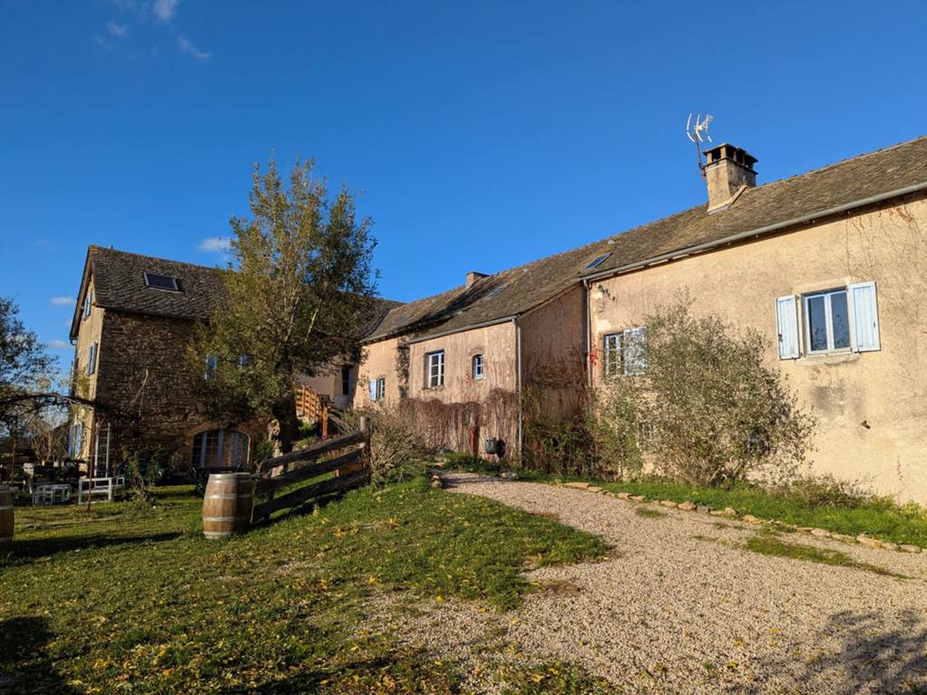 maison-hotes-ferme-renovee-exterieur-nature-centres-aveyron-saisonnee.jpg