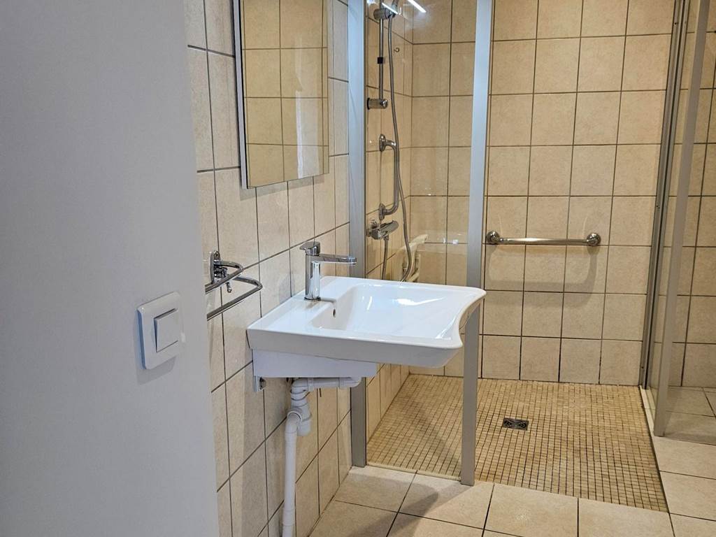 Le Quai d'Neuf — Gîte de groupe en Creuse (15 personnes) - 2ème salon - Salle de douche RDC accessible PMR