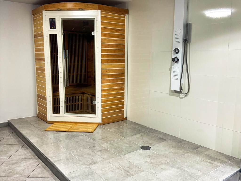 Cabine de sauna infrarouge dans spa privatif – Spa Le Magnolia