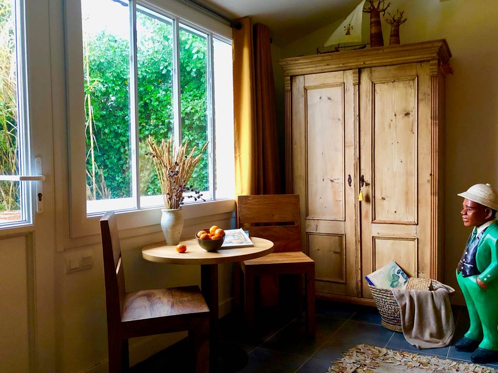 2-chambre-jaune-vue-jardin