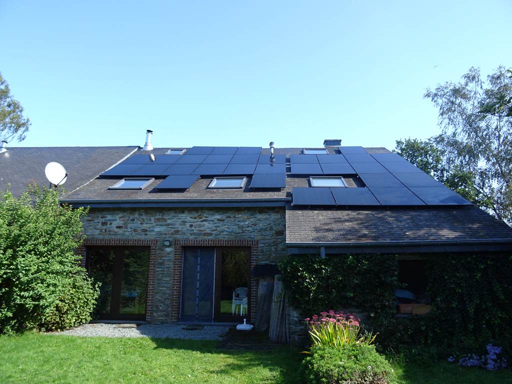 pignon arrière du gîte 1 avec panneaux solaires