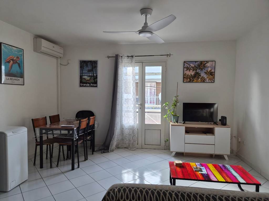 T2 Le frangipanier séjour, climatiseur, ventilateur plafond