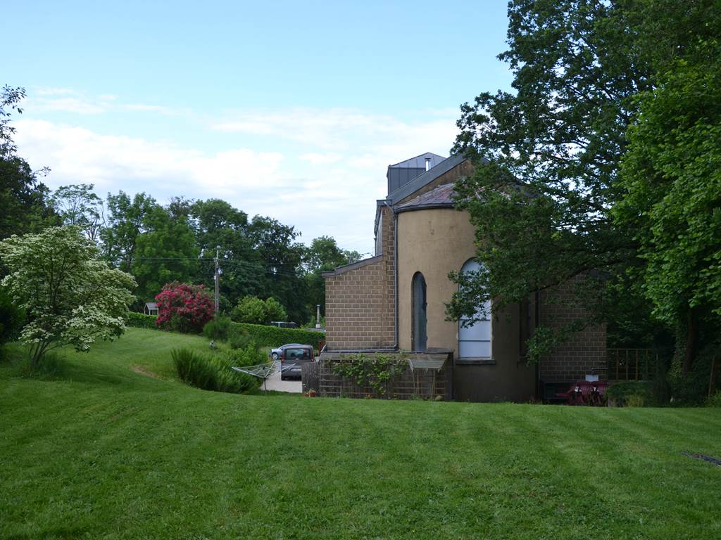 L'arrière de La Chapelle de verre et le jardin